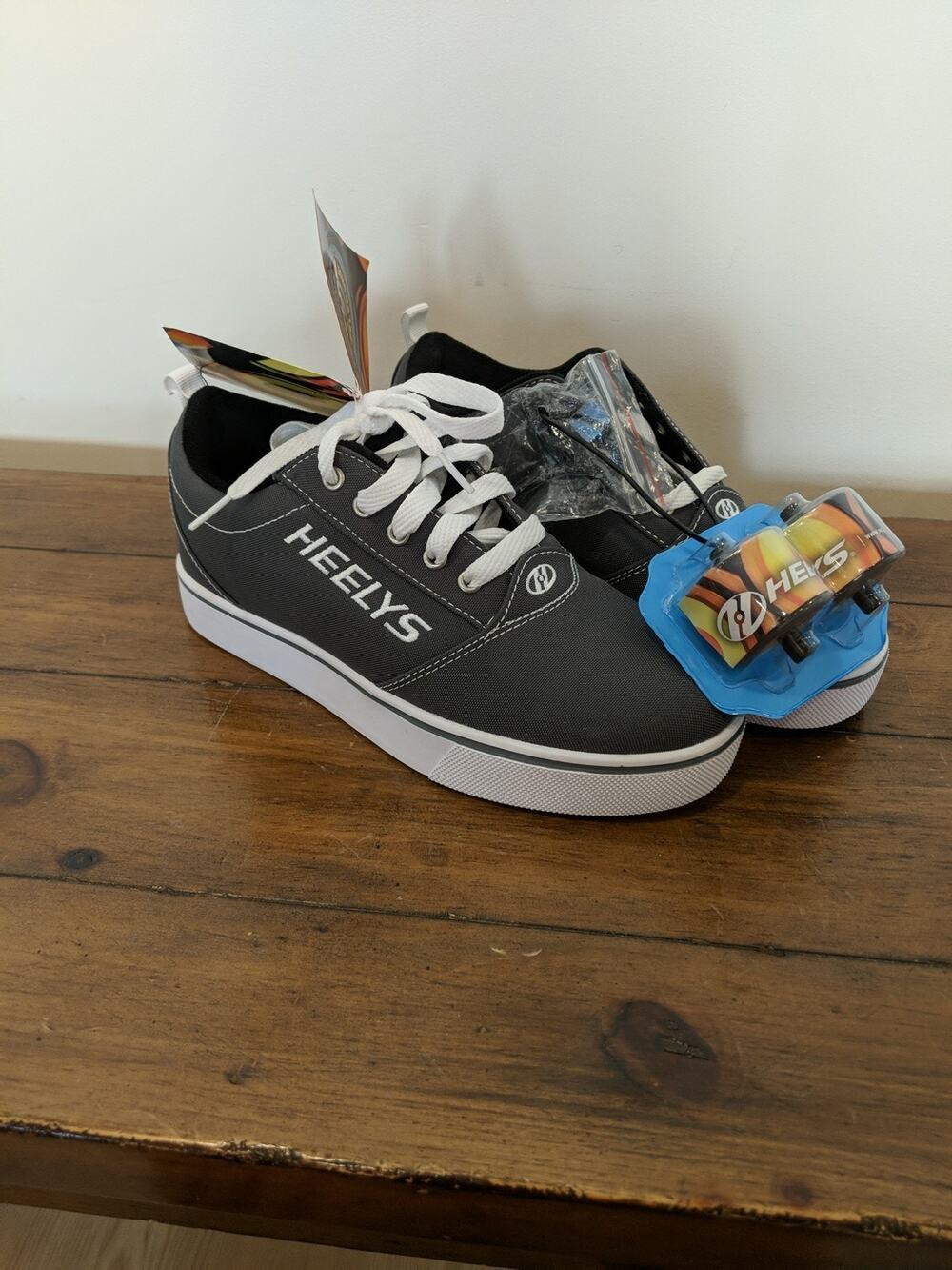 Heelys Pro 20 Skate Shoes - Kids 6Y - Charcoal Gray - NWT